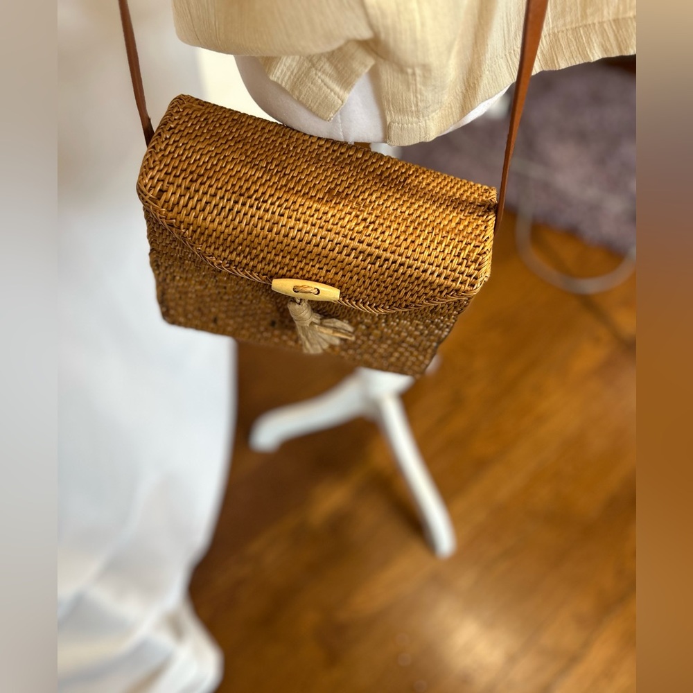 Vintage NORDSTROM wicker basket handbag with a magnetic closure. - Picture 4 of 11